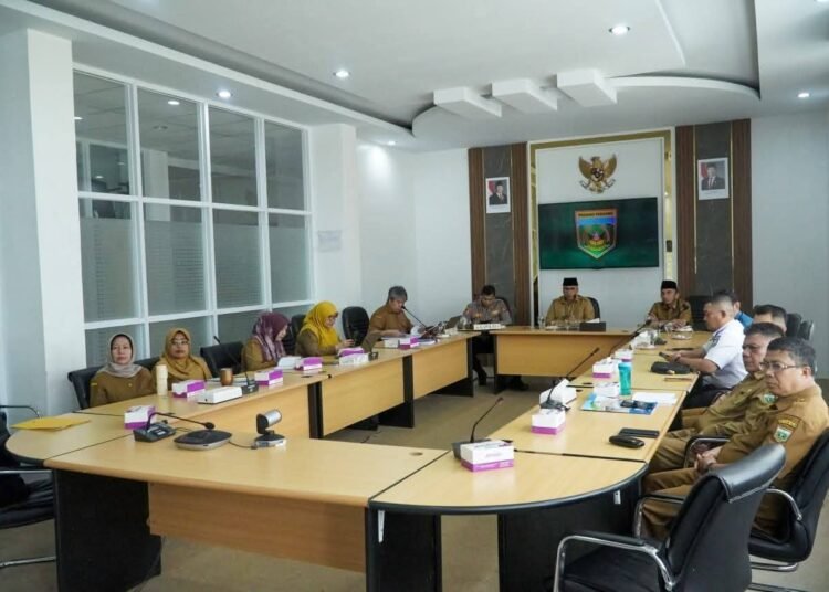 Wali Kota Padang Panjang bersama Forkopimda mengikuti Rakor Pengendalian Inflasi Daerah yang digelar secara daring,  Selasa (2/9).