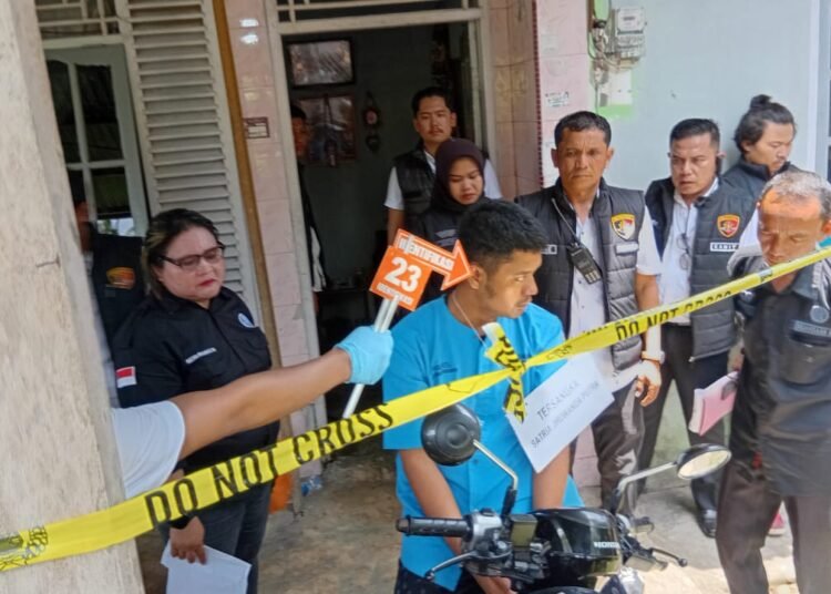 Polisi menggelar rekonstruksi kasus mutilasi di Padang Pariaman yang dilakukan tersangka Wanda, Rabu (3/9).