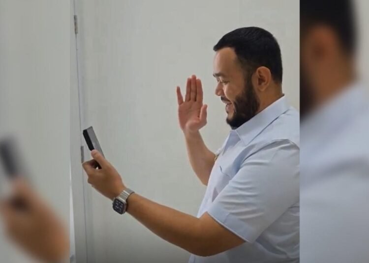 Wali Kota Padang, Fadly Amran, melakukan video call dengan Wali Kota Payakumbuh, Zulmaeta, di Padang pada Rabu (3/9/25). Foto: Pemko Padang