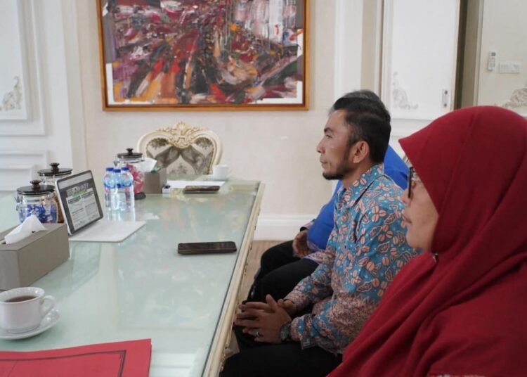 Wawako Padang Panjang, bersama perangkat daerah pada saat mengikuti rapat koordinasi virtual bersama Menteri Dalam Negeri dan Menteri Pertanian, Kamis (4/9).