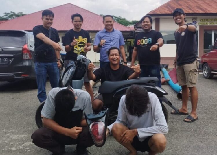 Polres Limapuluh Kota menangkap dua terduga pencuri sepeda motor di Bukittinggi Kamis (4/9) siang. Foto: Polres 50 Kota