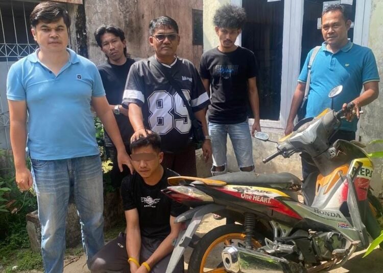Polres Tanah Datar menangkap terduga pencuri sepeda motor, YS (31), di simpang lampu merah Andil, Jalan Adam Malik, Kota Jambi, Provinsi Jambi, pada Kamis (4/9). Foto: Polres Tanah Datar