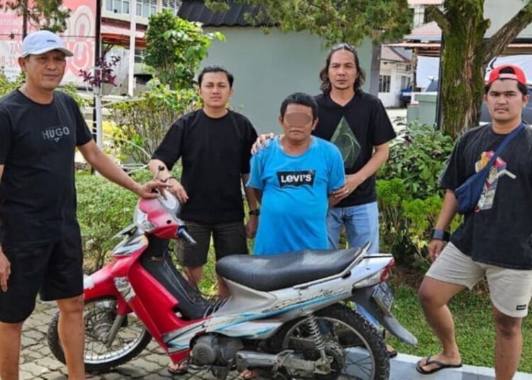 Polisi menangkap terduga pencuri sepeda motor bernama Iwin (39) di Jalan Sutan Syahrir, Painan, Kecamatan IV Jurai, Pesisir Selatan, pada Sabtu (6/9) pukul 14.30 WIB. Foto: Polres Pesisir Selatan
