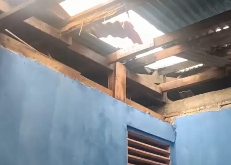 Rumah warga di Kelurahan Ulak Karang Selatan, Padang Utara, mengalami kerusakan setelah diterjang angin puting beliung, Minggu (7/9/2025).