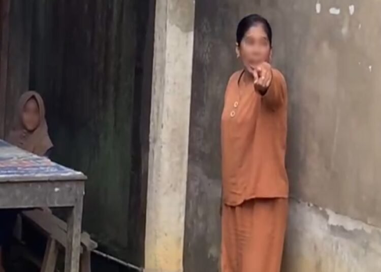 Seorang ibu rumah tangga di Sijunjung terekam kamera membawa parang saat terjadi perselisihan pembayaran paket COD, Sabtu (6/9/2025).