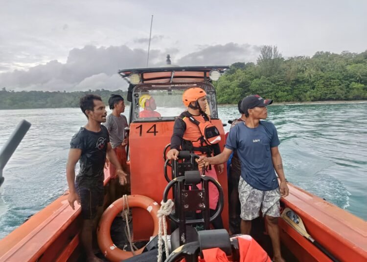 Tim SAR Mentawai saat melakukan pencarian nelayan yang hilang di perairan Pagai Selatan, Mentawai, Minggu (07/9).