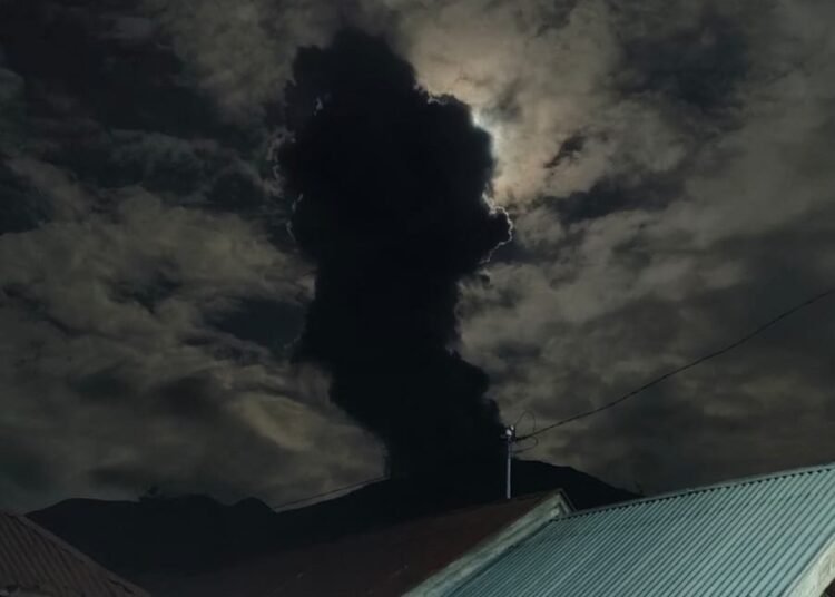 Gunung Marapi mengalami erupsi setinggi 1.200 meter, erupsi ini bertepatan dengan fenomena Gerhana Bulan Total, Minggu (07/09/2025). Foto: WAG Marapi Information.