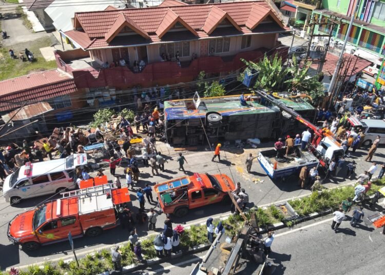 Proses evakuasi kecelakaan BUS ALS di depan Terminal Bukit Surungan, Padang Panjang, pada Selasa (6/5/2025).  Foto: Basarnas Padang