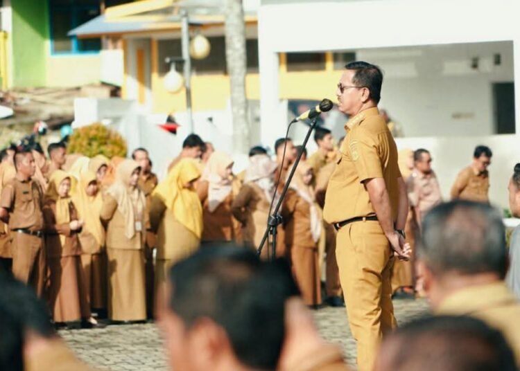 Bupati Solok Selatan H. Khairunas memberikan arahan kepada ASN saat Apel Gabungan di Halaman Kantor Bupati, Senin (8/9/2025).