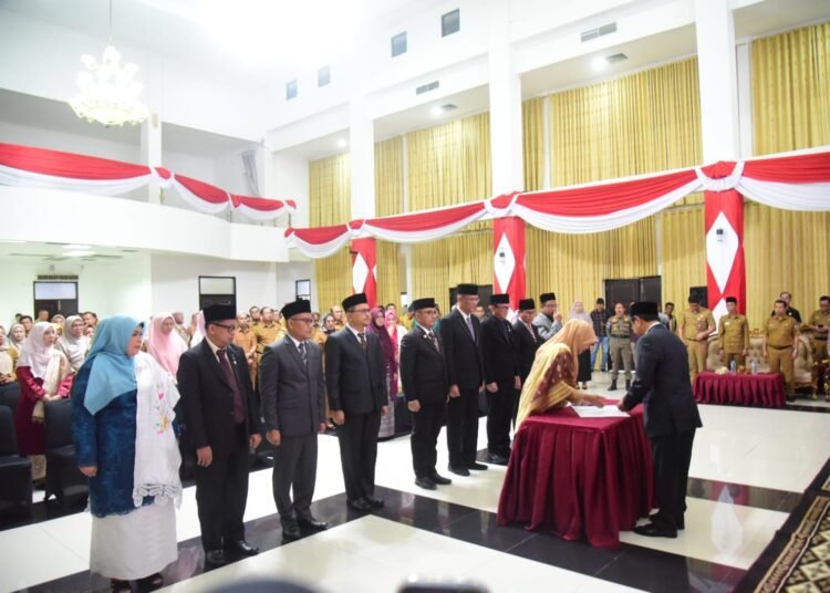Bupati Padang Pariaman, John Kenedy Azis​​ melantik dan mengambil sumpah Pejabat Pimpinan Tinggi Pratama serta Pejabat Fungsional daerah setempat, Selasa (9/9/2025).