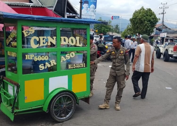 Pemerintah Kota Padang menertibkan pedagan kaki lima (PKL) membandel di kawasan depan Pasar Bandar Buat, Kecamatan Lubuk Kilangan, Selasa (9/9/2025).