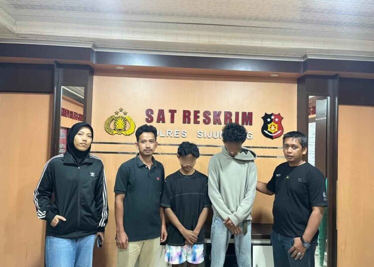 Polisi menangkap pelaku pria berinisial LD (18), dan OVR (19), atas dugaan tindak pidana pemerkosaan terhadap seorang perempuan. Keduanya ditangkap Kecamatan IV Nagari, Sijunjung pada Minggu (7/9/2025). Foto: Polres Sijunjung