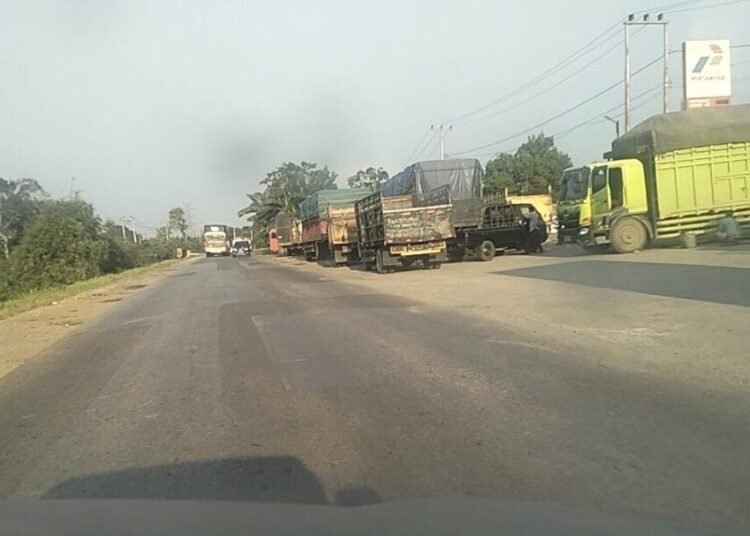 Antrean panjang mobil truk yang mengisi bahan bakar solar subsidi di sekitar SPBU Koto Padang, Nagari Koto Padang, Kecamatan Koto Baru, Dharmasraya, pada Selasa (9/9/2025). Foto: Guspira Ardilla