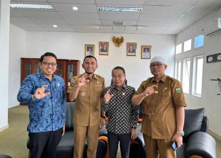 Wakil Wali Kota Padang Panjang, Allex Saputra menyambut Ketua KI Sumbar, Musfi Yendra bersama Komisioner Idham Fadhli saat berkunjung ke Balai Kota Padang Panjang, Selasa (9/9/2025).