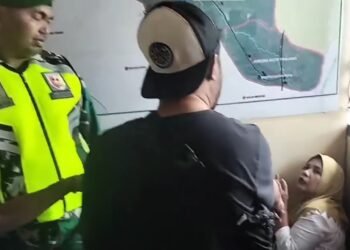 Video: Perempuan Paruh Baya Terciduk Curi Ponsel Pengunjung Pasar di Tanah Datar