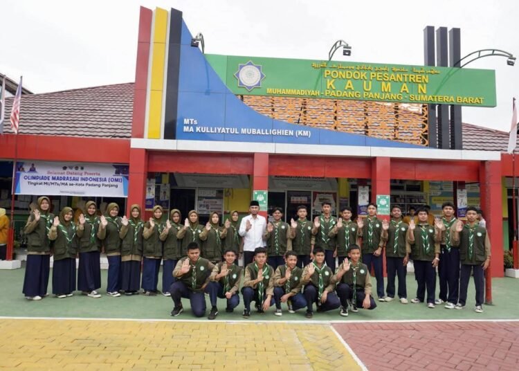 Wakil Wali Kota Padang Panjang, Allex Saputra, saat melepas santri Kauman Muhammadiyah Ikuti Fun Scout Adventure di Malaysia, Kamis (11/9/2025).