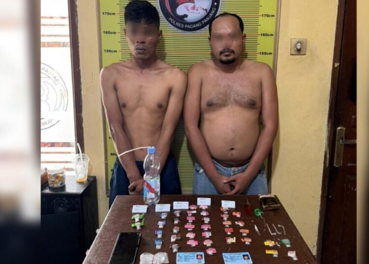 Polisi menangkap seorang terduga pengedar dan seorang terduga pemakai sabu-sabu di sebuah rumah di Kelurahan Balai-Balai, Kecamatan Padang Panjang Barat, Padang Panjang, pada Kamis (11/9/2025) sekitar pukul 13.30 WIB. Foto: Polres Padang Panjang