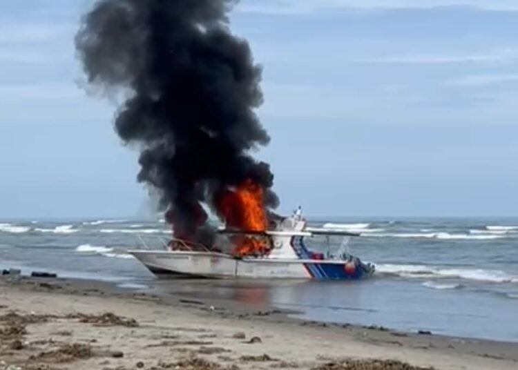 Kapal patroli Ditjen Pengawas Sumber Daya Kelautan dan Perikanan (PSDKP) Kementerian Kelautan dan Perikanan dibakar massa di pantai muara Air Haji, Kecamatan Linggo Sari Baganti, Pesisir Selatan, pada Jumat (12/9) pagi.