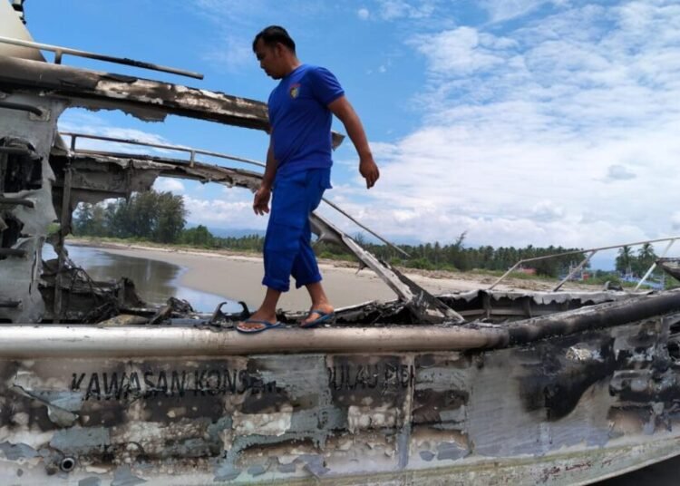 Sebuah kapal speedboat patroli milik Ditjen PSDKP Kementerian Kelautan dan Perikanan KKP dibakar massa di Pantai Muara Air Haji, Nagari Pasar Lama, Kecamatan Linggo Sari Baganti, Pesisir Selatan, pada Jumat (12/9/2025) pagi. Foto: Polsek Linggo Sari Baganti