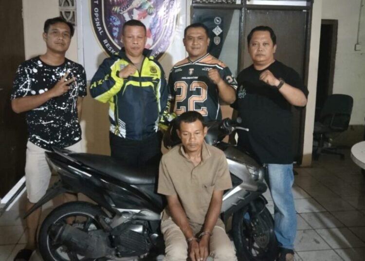 Polisi menangkap buron pencuri sepeda motor bernama Ari Mulyadi alias Ari Botak (38), di Jalan Parupuk V, Kelurahan Parupuk Tabing, Kecamatan Koto Tangah, Kota Padang, pada Kamis (11/9/2025). Foto: Polsek Padang Utara