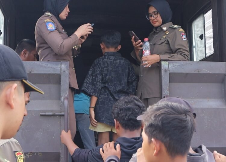 Satpol PP menertibkan 19 Pemerlu Masalah Kesejahteraan Sosial (PMKS), mulai dari pengamen, pengemis hingga pak ogah di Padang, pada Jumat (12/9). Foto: Satpol PP Padang