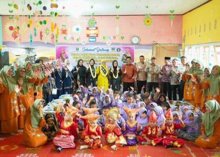 Bunda PAUD Solok Selatan, Erniati Khairunas, saat berkunjung ke TK/KB Al Irysad Koto Baru, pada Kamis (11/9/2025).