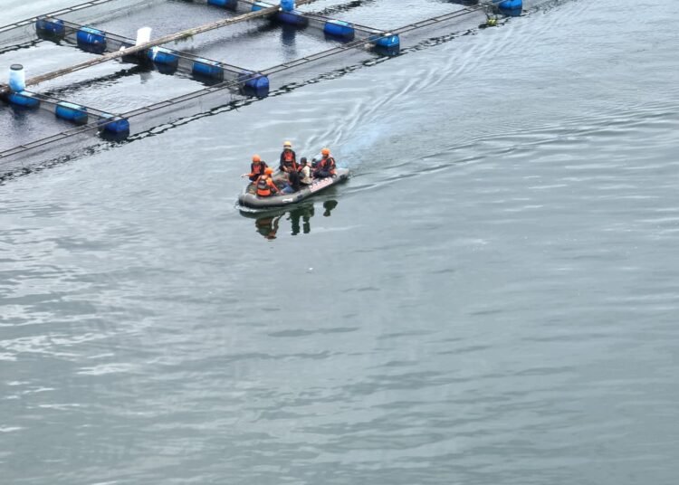Tim SAR gabungan melakukan pencarian warga yang tenggelam saat menembak ikan di Danau Maninjau. Foto: Basarnas Padang