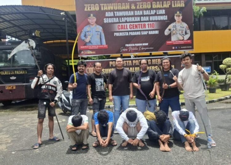 Polisi menangkap lima remaja yang tawuran pada Sabtu (13/9) dini hari di Pasar Ambacang, Kecamatan Kuranji, Padang. Foto: Polresta Padang