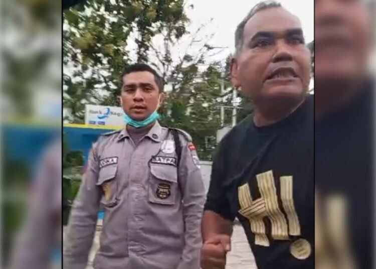 Sebuah video memperlihatkan tindakan kasar seorang pria yang disebut-sebut sebagai juru parkir di RSUD Muara Labuh di Nagari Muara Labuh, Kecamatan Sungai Pagu, Solok Selatan, beredar di media sosial.