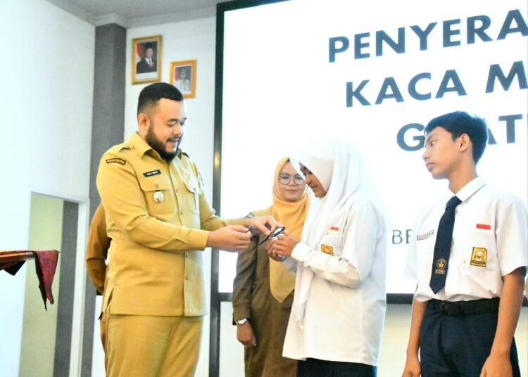 Wali Kota Padang, Fadly Amran, saat menyerahkan bantuan kacanata secara simbolis di Gedung Bagindo Aziz Chan Youth Center, Senin (15/9/2025).