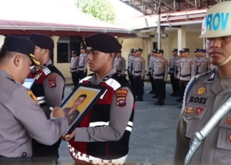 Polres Pariaman melakukan upacara pemberhentian tidak dengan hormat (PTDH) terhadap dua anggotanya pada Senin (15/9/25) di markas polres setempat. Foto: Polres Pariaman