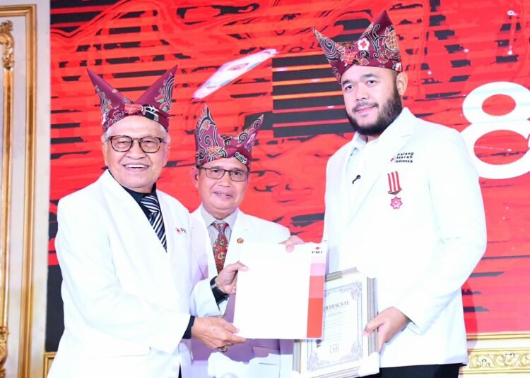 Wali Kota Padang, Fadly Amran, saat menerima anugerah Lencana Jasa  dari PMI Padang.