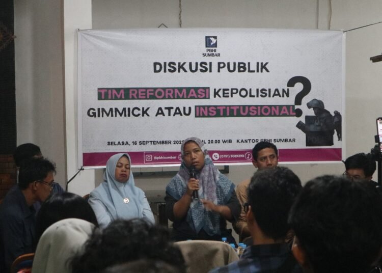 PBHI Sumatera Barat saat menggelar diskusi publik bertajuk Tim Reformasi Kepolisian pada Selasa ((16/9/2025).)