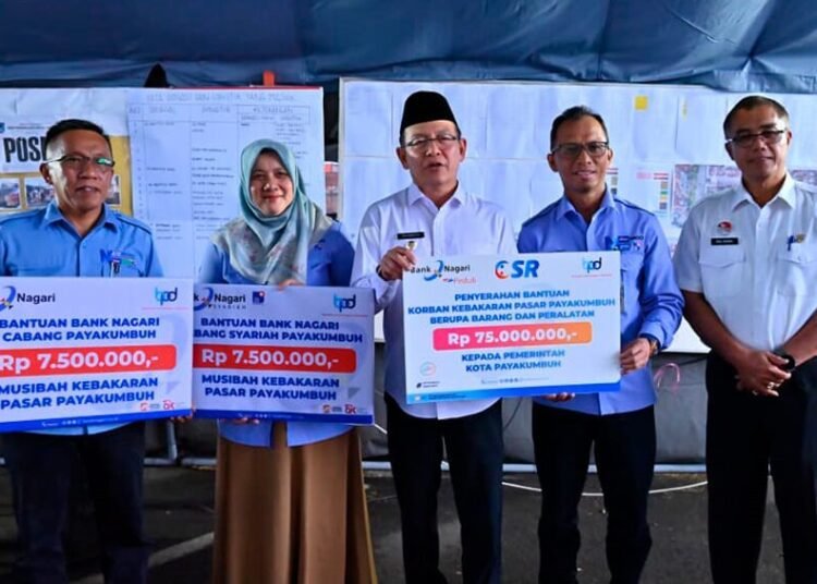 Bank Nagari menyalurkan bantuan senilai Rp90 juta bagi pedagang korban kebakaran di Pusat Pertokoan Blok Barat Pasar Payakumbuh, Rabu (3/9/2025).