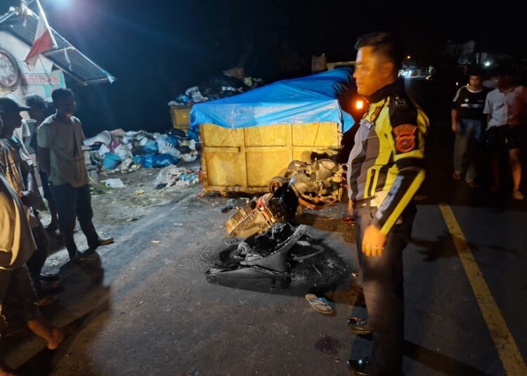 TKP kecelakaan motor vs truk di Jalan Lintas Jorong Simpang Tiga, Nagari Koto Baru, Kecamatan Luhak Nan Duo, Pasaman Barat, pada Jumat (19/9/2025). Foto: Polres Pasaman
