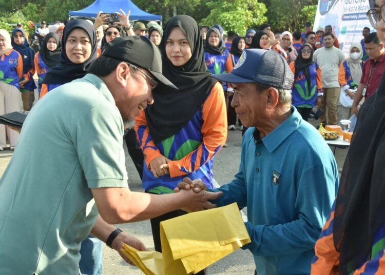 Wali Kota Padang, Maigus Nasir, membuka Gerakan Gotong Royong Massal dalam rangka menyambut World Clean Up Day (Hari Bersih-bersih Sedunia) 2025. Kegiatan ini dipusatkan di Pantai Padang, Sabtu (20/9/2025).