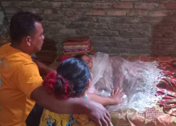 Soerang anak laki-laki di Kampung Penyebrangan, Nagari Surantih, Kecamatan Sutera, Pesisir Selatan, tewas tersetrum kulkas di rumah orang tuanya pada Sabtu (20/9) pagi. Foto: Polsek Sutera