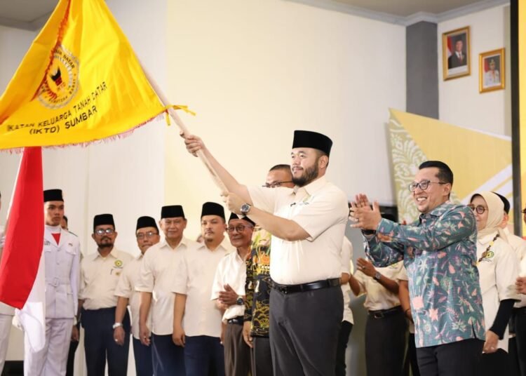 Wali Kota Padang, Fadly Amran secara resmi dikukuhkan sebagai Ketua Umum Ikatan Keluarga Tanah Datar (IKTD) Sumbar. Foto: Pemko Padang