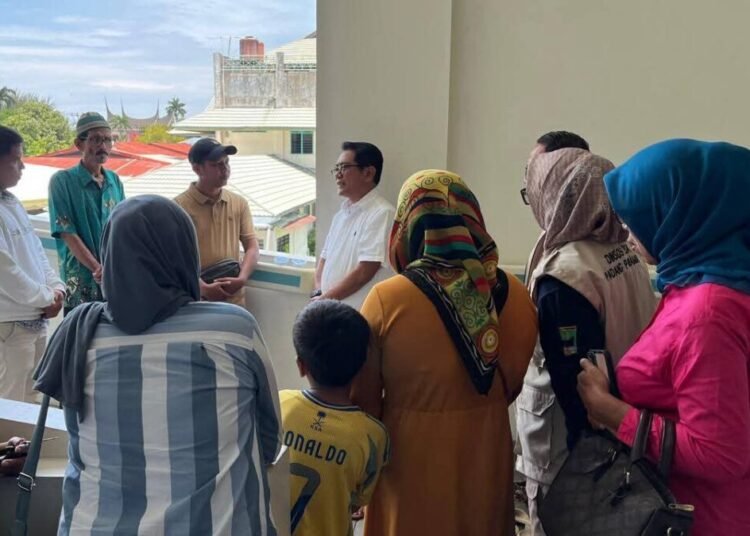Bupati Padang Pariaman, John Kenedy Azis, menjenguk nenek korban penganiaayan berat di RS Yosudarso Padang pada Minggu (21/9). Foto: Pemkab Padang Pariaman