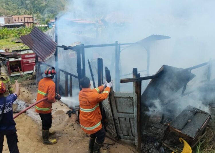 Sebuah warung milik warga di Jalan Bypass, belakang SPBE, Kelurahan Bulakan Balai Kandih, Kecamatan Payakumbuh Barat, Kota Payakumbuh, habis terbakar pada Minggu (21/9/2025) siang. Foto: Damkar Payakumbuh