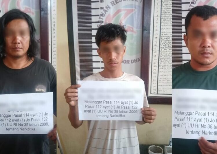 Polisi menangkap tiga terduga pengedar sabu-sabu di Dharmasraya pada Sabtu (20/9). Foto: Polres Dharmasraya
