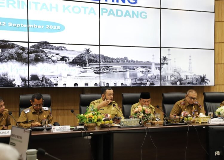 Pemerintah Kota Padang menggelar Rapat Bulanan di ruang Abu Bakar Ja’ar, Balai Kota Aia Pacah, Senin (22/9/2025).
