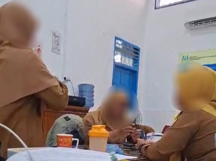 Sejumlah orang diduga pegawai Dinas Pemberdayaan Perempuan, Perlindungan Anak dan Keluarga Berencana (DP3AKB) Kota Pariaman sedang bermain kartu pada jam kerja.