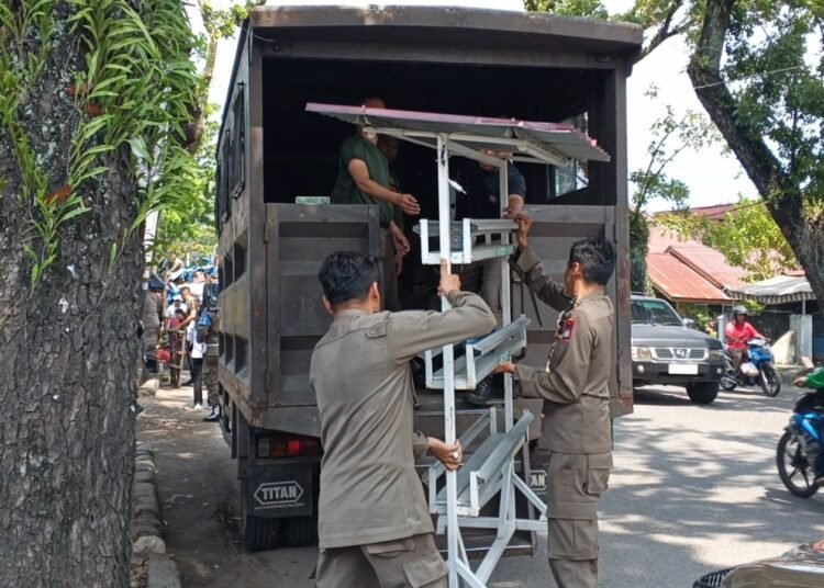 Satpol PP Padang saat menertibkan PKL yang berjualan di fasilitas umum, Senin (22/9/2025). Foto: Satpol PP Padang