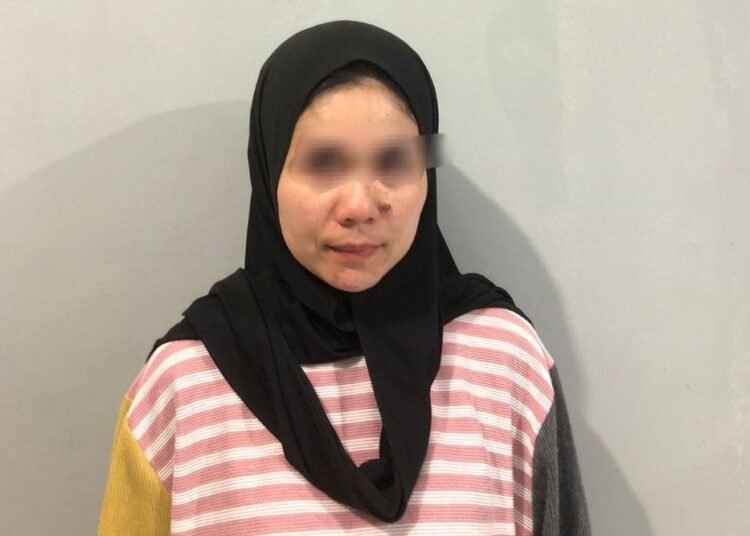 Polisi menangkap tersangka SR (32) di Kelurahan Tanah Hitam, Kecamatan Padang Panjang Barat, Padang Panjang, terkait penipuan bisnis pakaian. Foto: Polres Padang Panjang.