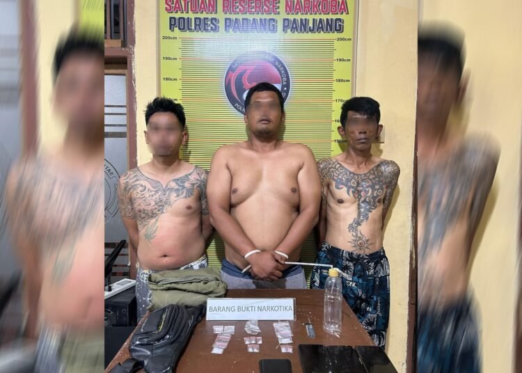 Polisi menangkap tiga pelaku penyalahgunaan sabu-sabu di Kelurahan Koto Panjang, Kecamatan Padang Panjang Timur, Padang Panjang, pada Selasa (23/9).