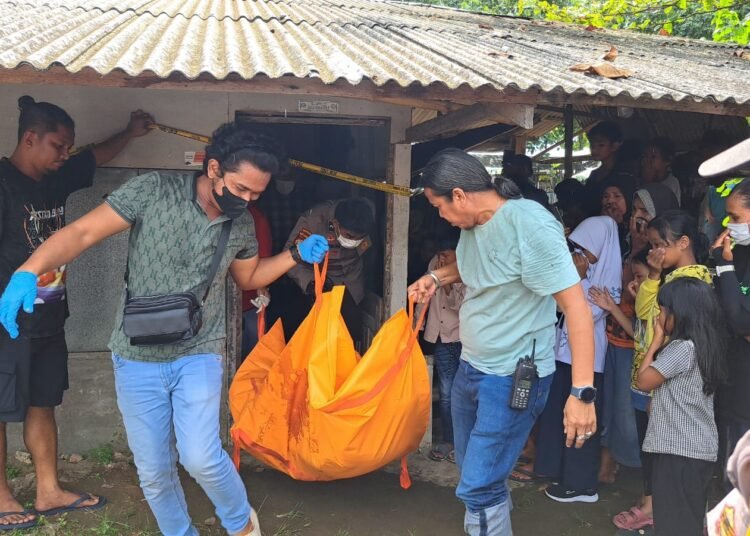 Penemuan mayat pria di dalam rumah kontrakan di Kecamatan Padang Utara, Padang, pada Senin (22/9/2025) siang.