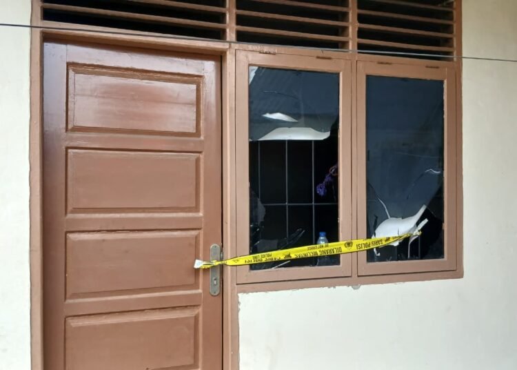 TKP perempuan muda diduga melakukan percobaan bunuh diri dengan cara membakar diri dalam kamar kosnya di Kecamatan Padang Barat, Padang, pada Senin (22/9/2025) sore. Foto: Dharma Harisa