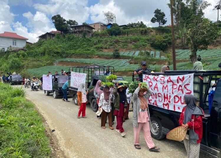 Petani dari salingka Gunung Talang, Kabupaten Solok, turun ke jalan memperingati Hari Tani Nasional 2025, Selasa (23/9). Foto: LBH Padang