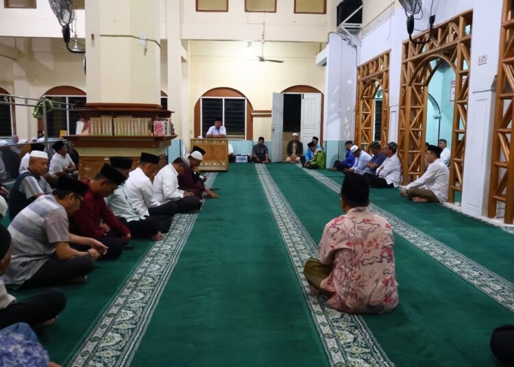 Wali Kota Payakumbuh,  Zulmaeta, menghadiri subuh berjamaah di Masjid Muhsinin, Kelurahan Tiaka, sekaligus berdialog dengan masyarakat.